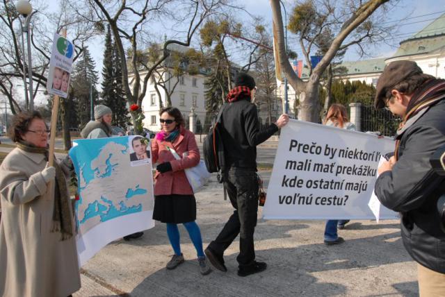 Odchod na nádvorie úradu vlády Odchod na nádvorie úradu vlády